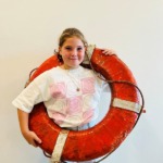 Veiligheidsboei met kind bij De Vuurvogel Bree & Vostert voor waterveiligheid en plezier.